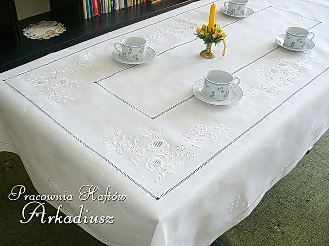 Obrusy lniany haftowany ręcznie "Dzika róża"