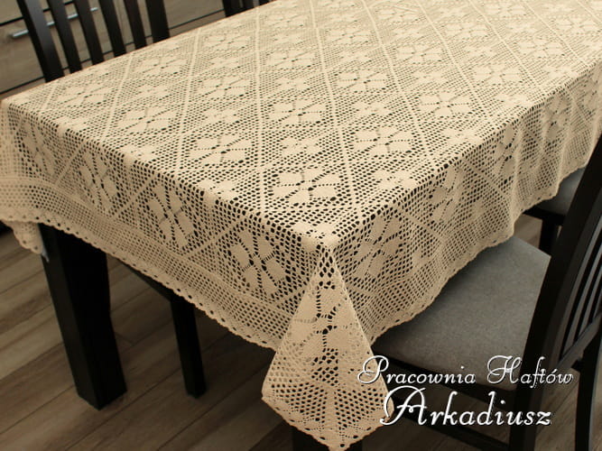 obrus z koronki klockowej.