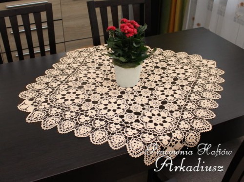 Kwadratowa koronka koniakowska 85x85 beżowa