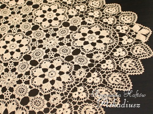 Kwadratowa koronka koniakowska 85x85 beżowa