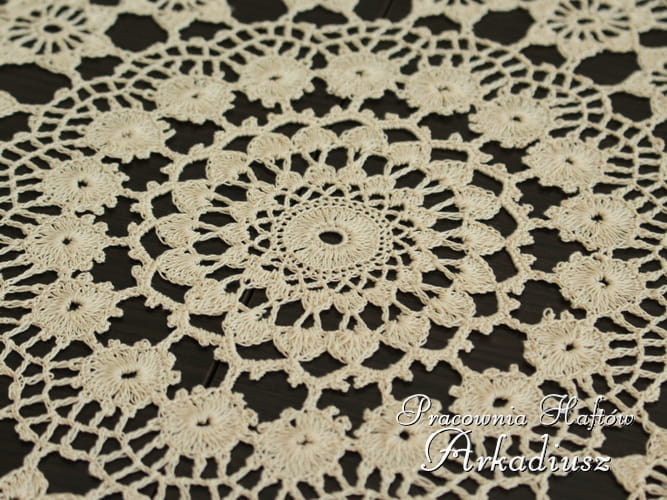 Koronka koniakowska o średnicy 80 cm