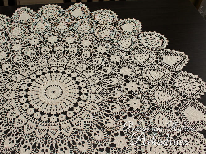 okrągła koronka koniakowska o średnicy 100 cm