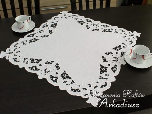 Serweta z ręcznym haftem richelieu 60x60