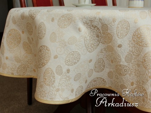 Owalne obrusy wielkanocne złote pisanki