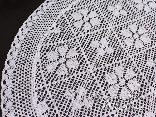 Okrągły obrus koronkowy biały