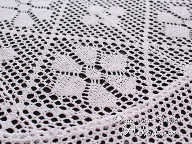 obrus koronkowy wyglądający jak gdyby szydełkowy