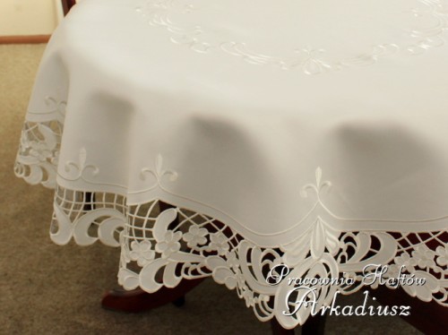 Okrągłe obrusy haftowane "ZAIRA" ekri