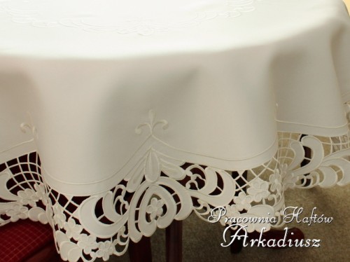 Owalny obrus haftowany kolor ekri