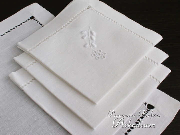 Komplet lnianych serwet z hafem ręcznym