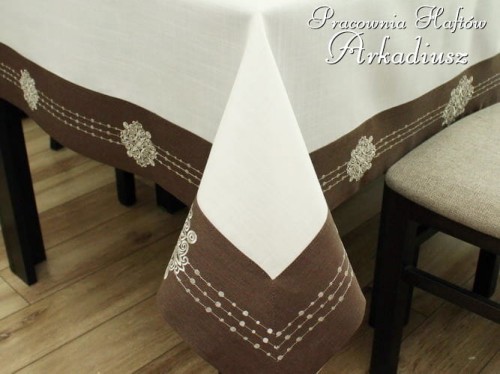 Obrus z haftem - biało brązowy