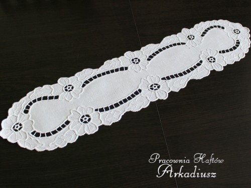 Bieżnik z ręcznym haftem richelieu 18x74