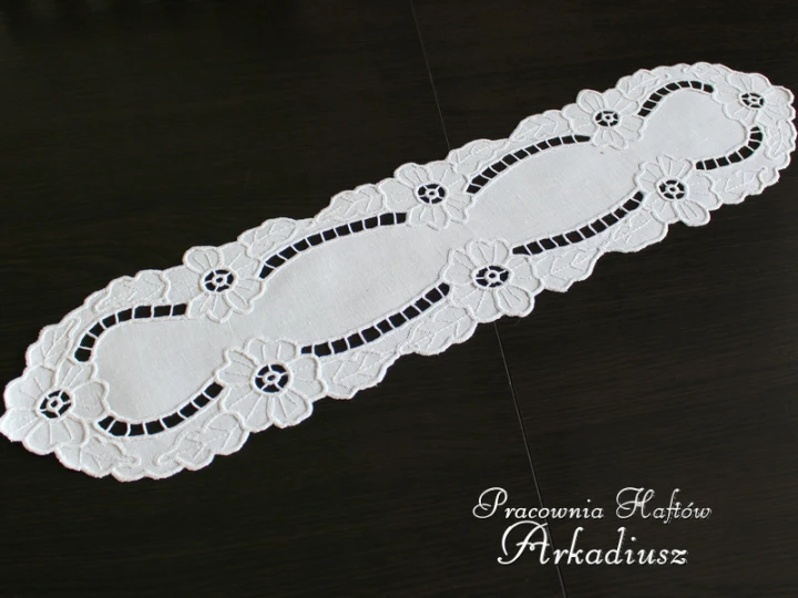 Bieżnik z ręcznym haftem richelieu 18x74