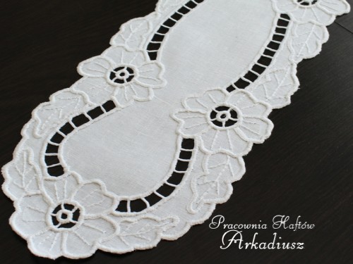 Bieżnik richelieu haftowany ręcznie