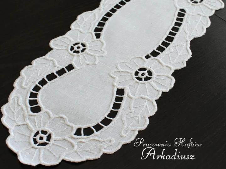 Bieżnik richelieu haftowany ręcznie