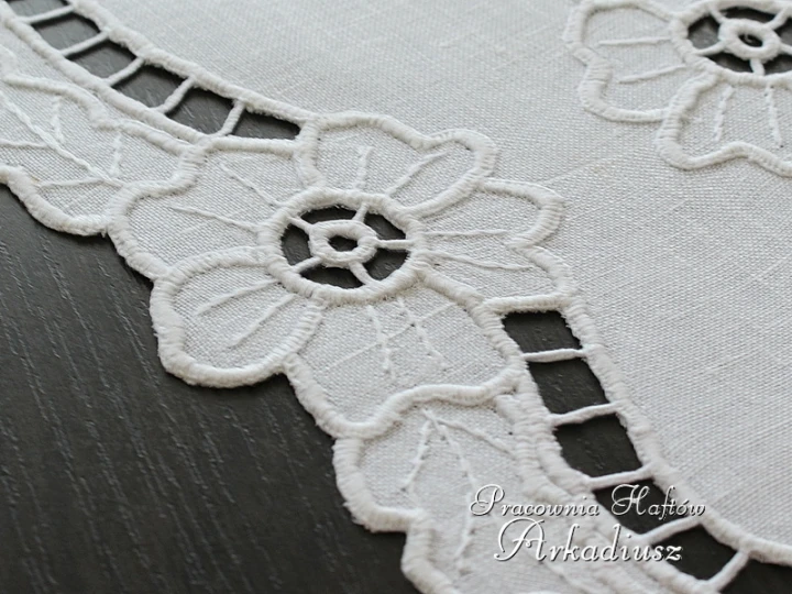 Ręczny haft richelieu na tkaninie lnianej