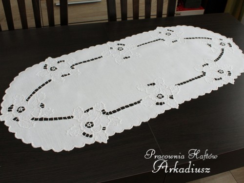 Bieżnik z ręcznym haftem richelieu 45x100