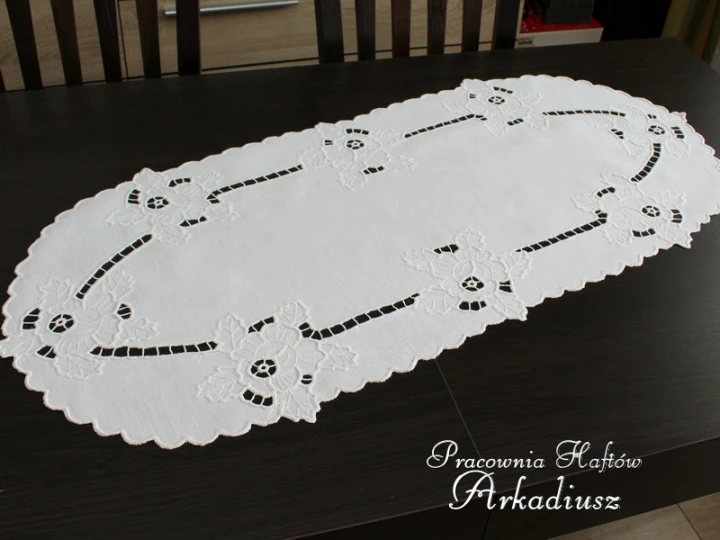 Bieżnik z ręcznym haftem richelieu 45x100