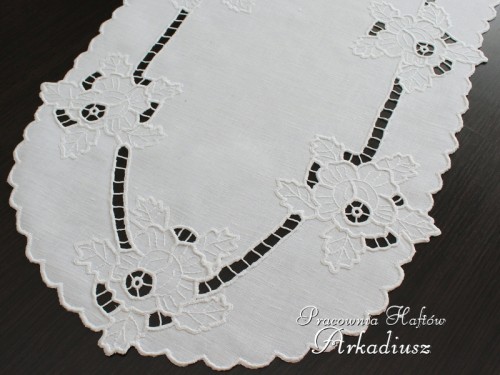 Ręczny haft richelieu - bieżnik 45x100