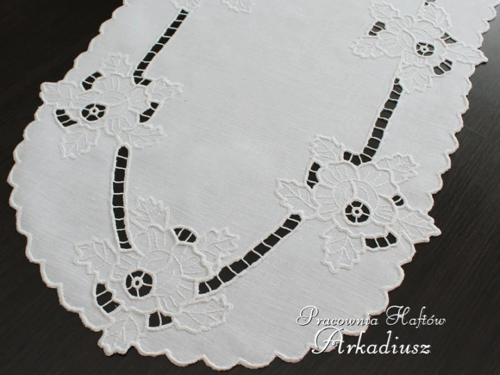 Ręczny haft richelieu - bieżnik 45x100