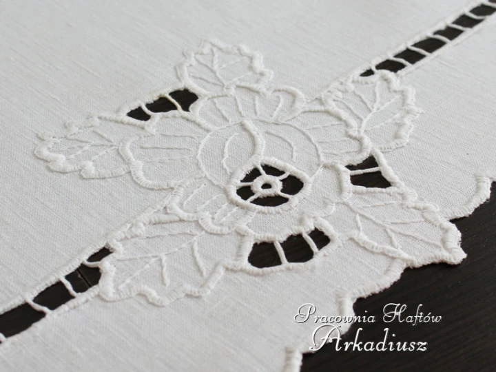 bieżnik ręcznie haftowany na lnie