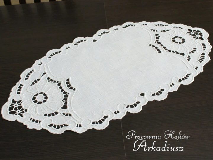 Bieżnik lniany z ręcznym haftem richelieu 36x70