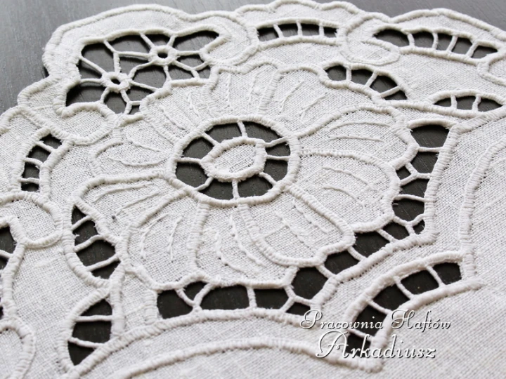 ręcznie wykonany haft richelieu