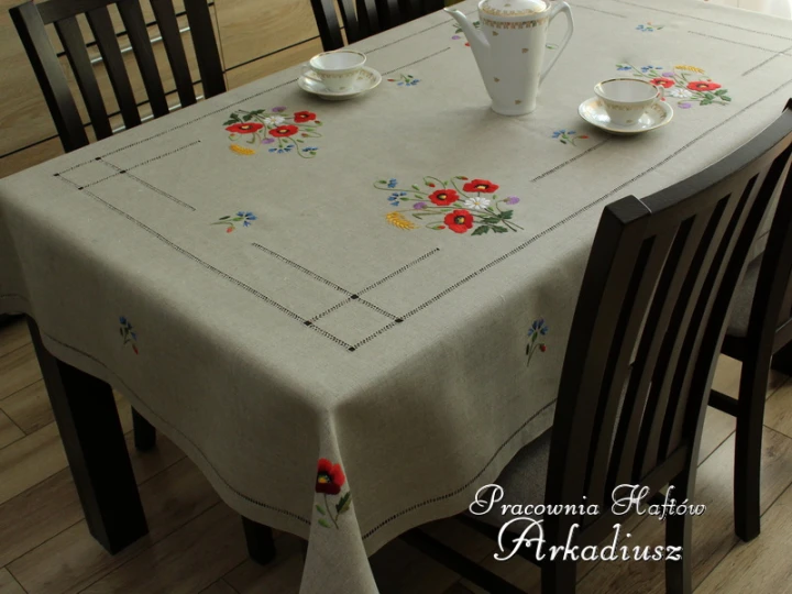 Obrus haftowany ręcznie "Maki" na szarym lnie