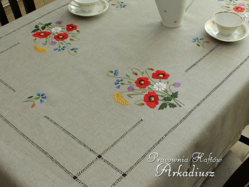 Obrus haftowany ręcznie "Maki" na szarym lnie