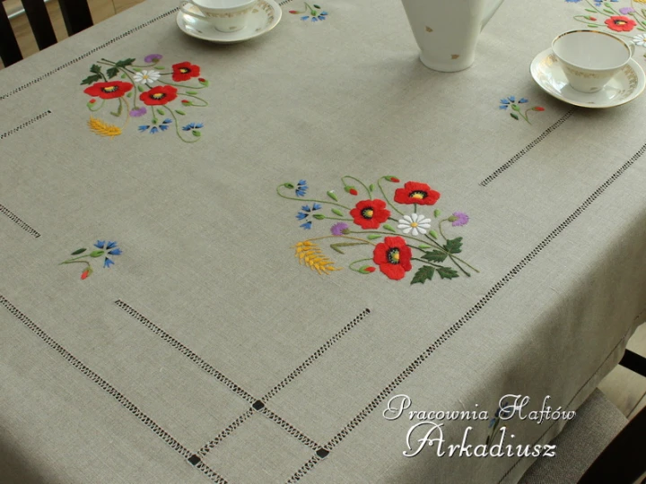 Obrus haftowany ręcznie "Maki" na szarym lnie