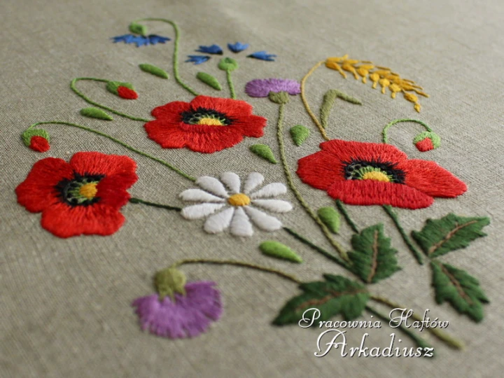 Obrus haftowany ręcznie "Maki" na szarym lnie