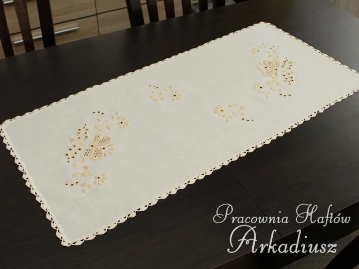 Elegancki bieżnik haftowany ręcznie o wymiarach 40x85 cm w kolorze ekri.