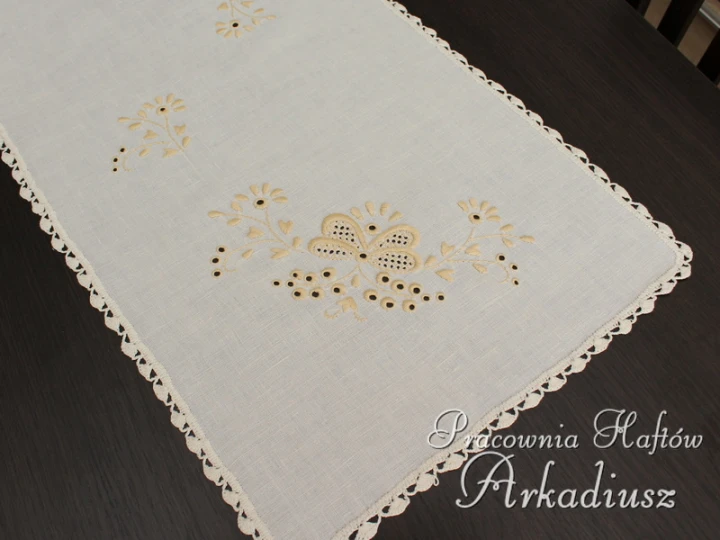 Bieżnik haftowany ręcznie 40x85 cm ekri – elegancka dekoracja stołu w stylu klasycznym i rustykalnym.
