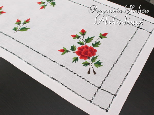 Bieżnik z ręcznym haftem "Czerwone róże"