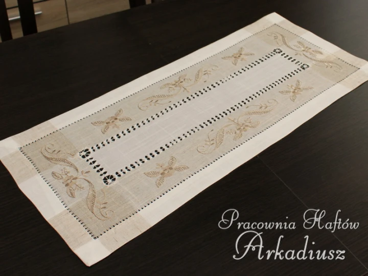 Bieżnik lniany z haftem 30x70 – elegancka dekoracja wnętrza