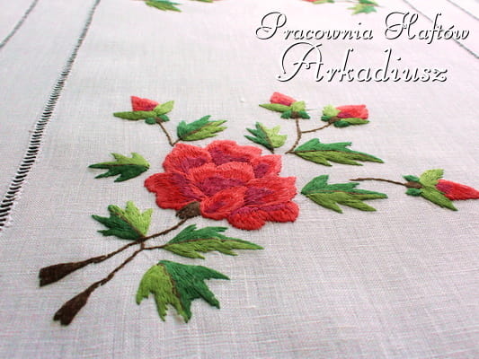 Bieżnik z ręcznym haftem "Czerwone róże"