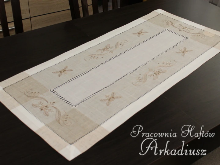 Dekoracyjny bieżnik z haftowanym wzorem 40x90