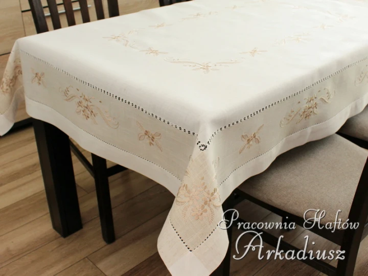 Elegancki obrus na stół z haftem i mereżką w stylu naturalnym