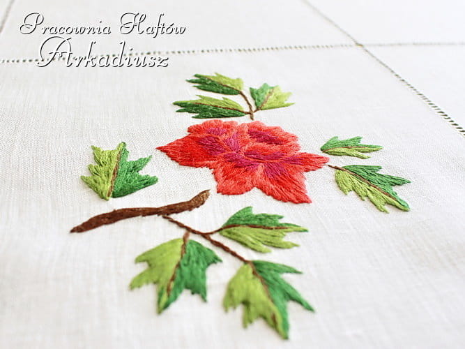 Serweta z ręcznym haftem "Czerwone róże"