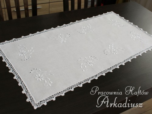 Biały bieżnik lniany 45x90 z ręcznym haftem makowskim i koronką szydełkową