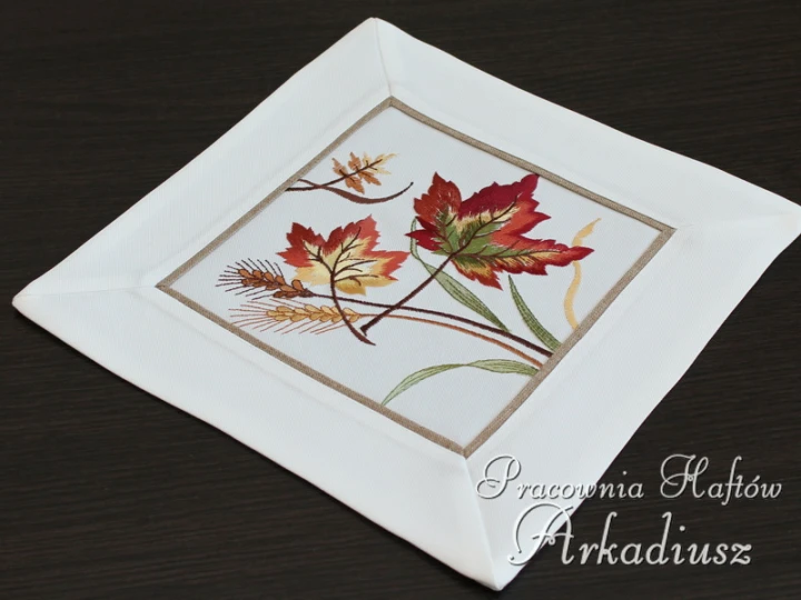 Serwetka haftowana „jesienne liście” z kolorowym haftem w rozmiarze 30x30 cm.