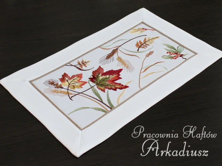 podkładka na stół, haftowana „jesienne liście” z kolorowym haftem w rozmiarze 30x45 cm.