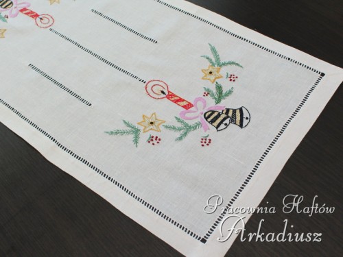Kolorowy motyw haftu ręcznego na białym lnianym bieżniku świątecznym o wymiarach 32x65 cm.