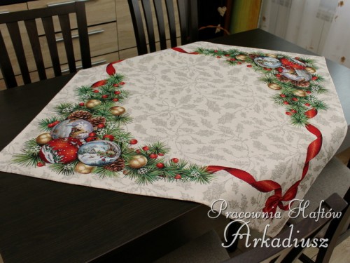 Kwadratowa serweta gobelinowa Stroik 98x98 cm z motywem bożonarodzeniowym na blacie