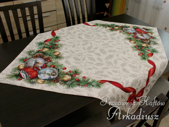 Kwadratowa serweta gobelinowa Stroik 98x98 cm z motywem bożonarodzeniowym na blacie