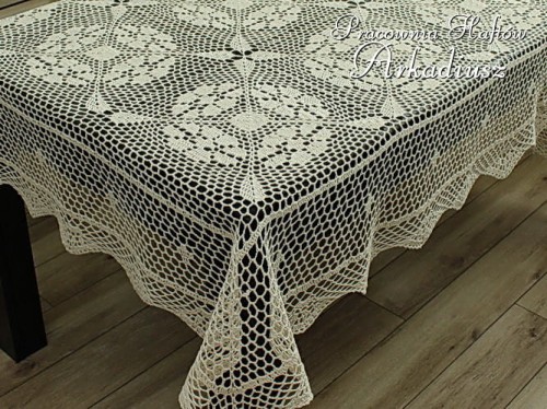 Obrus szydełkowy beżowy