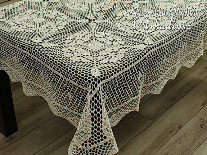 Obrus szydełkowy beżowy