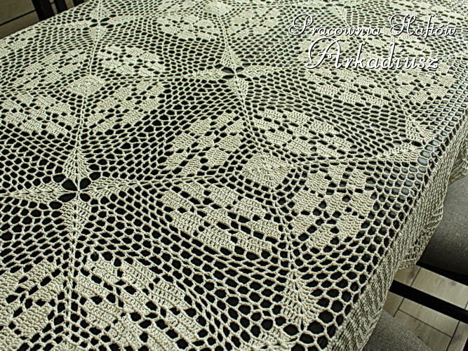 Obrus szydełkowy beżowy