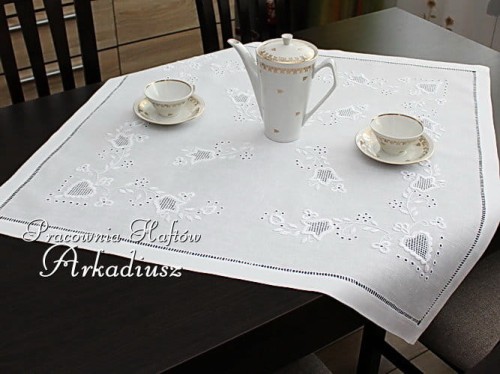 Serweta z haftem ręcznym "Serca toledo"