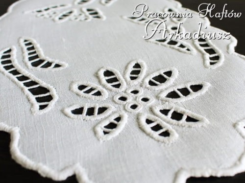 Serwetka z ręcznym haftem richelieu 20x30