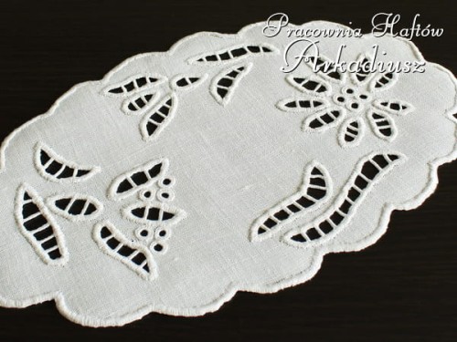 Serwetka z ręcznym haftem richelieu 20x30